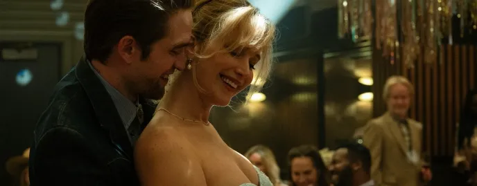 Dženifera Lorensa un Roberts Patinsons filmā MIRSTI, MANA MĪLA